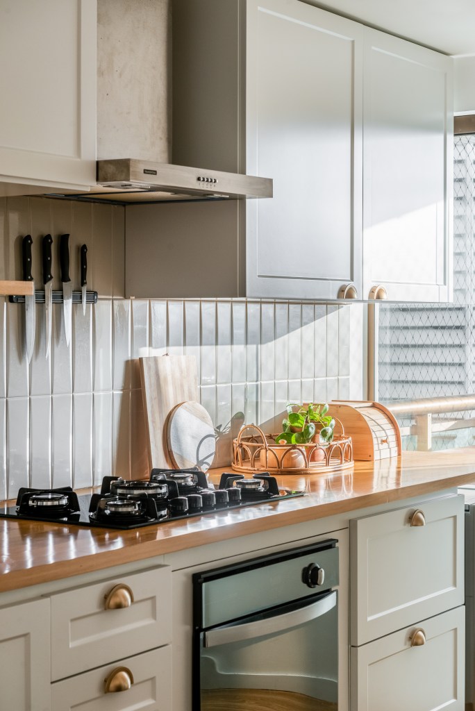 Projeto de Djanira Cabral. Na foto, cozinha integrada com armários em estilo provençal.