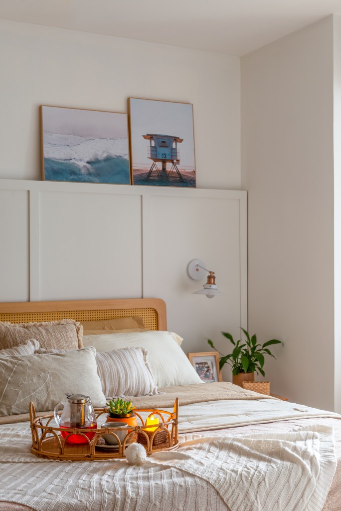 Projeto de Djanira Cabral. Na foto, quarto com paleta clara, parede de lambris, cabeceira de madeira.