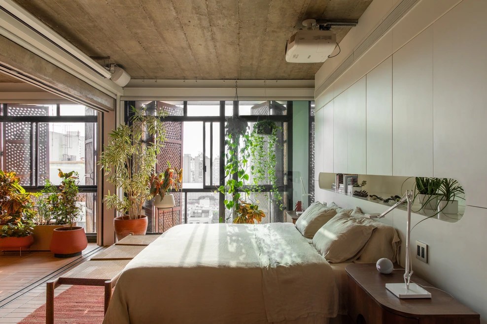 Projeto de Estudio Guto Requena. Na foto, quarto com janela grande e plantas.