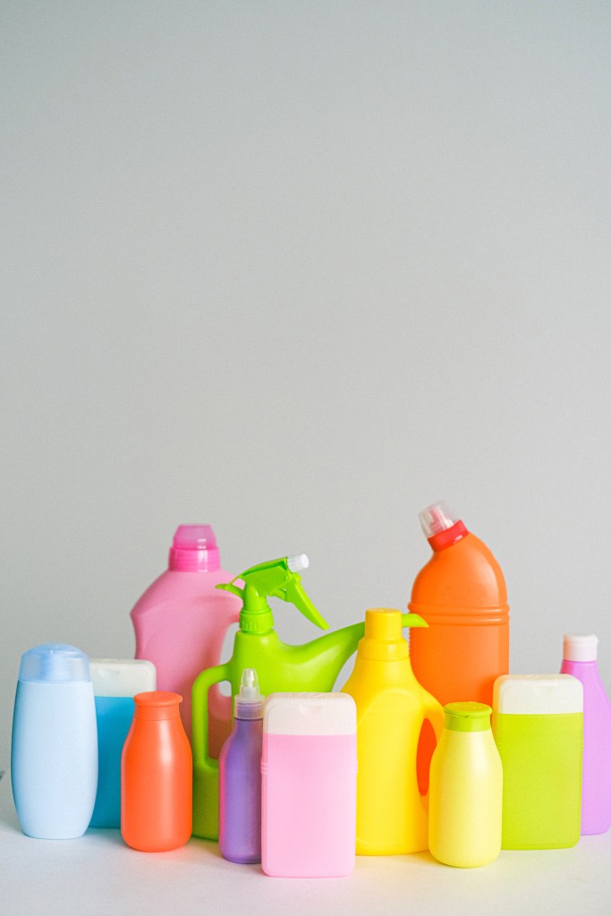 Frascos de produtos de limpeza coloridos.