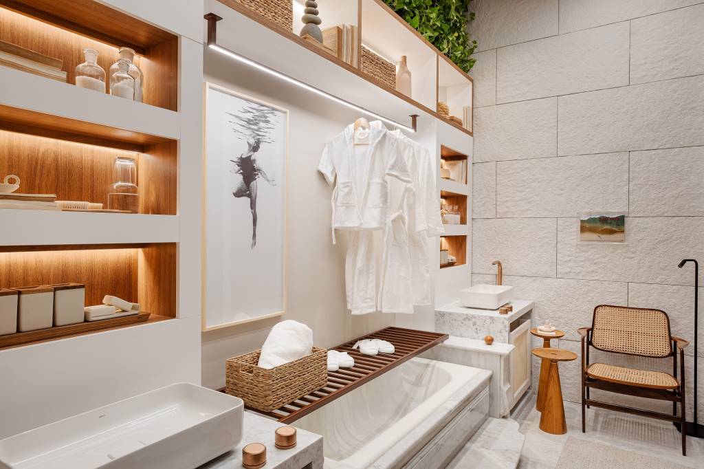 Hall e rouparia ganham identidade com marcenaria mais branca que o usual