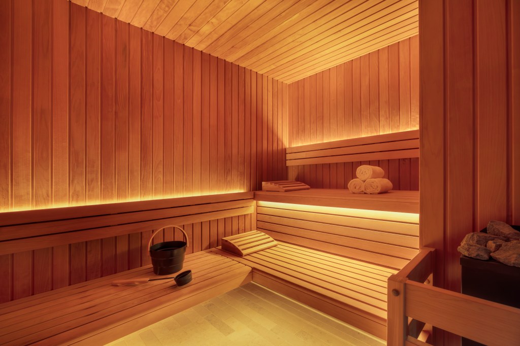 Sala de banho revestida de madeira em spa.