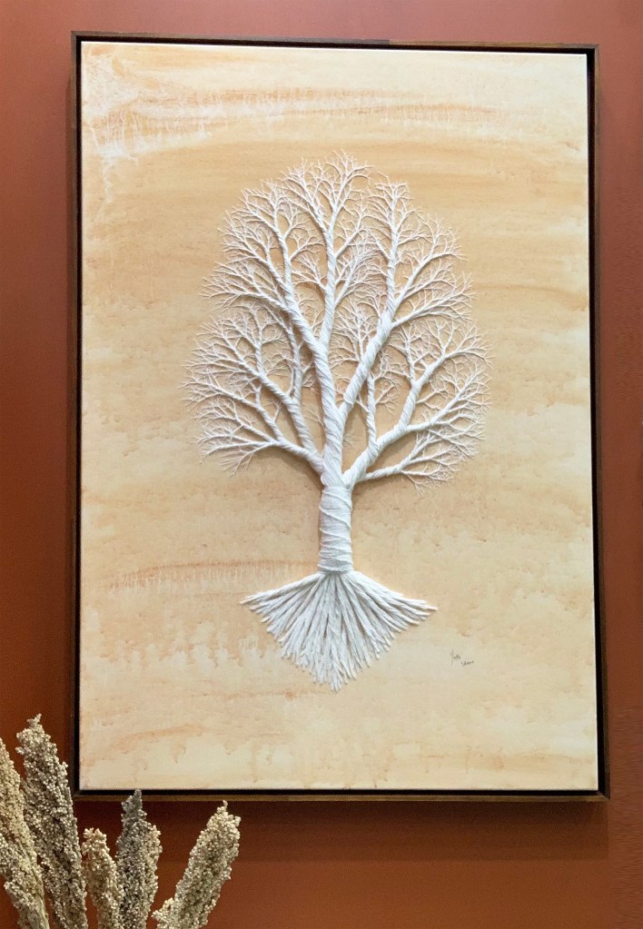 3 jeitos fáceis de usar materiais naturais na decoração; Na foto, quadro com árvore 3d de papel