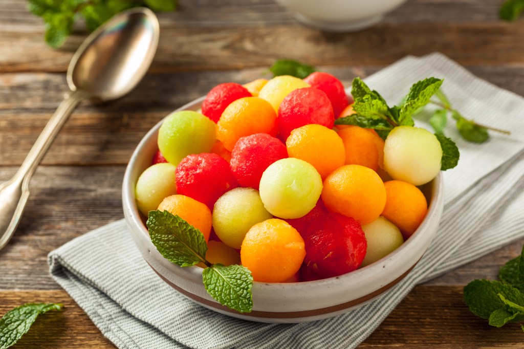 Salada de frutas em esferas