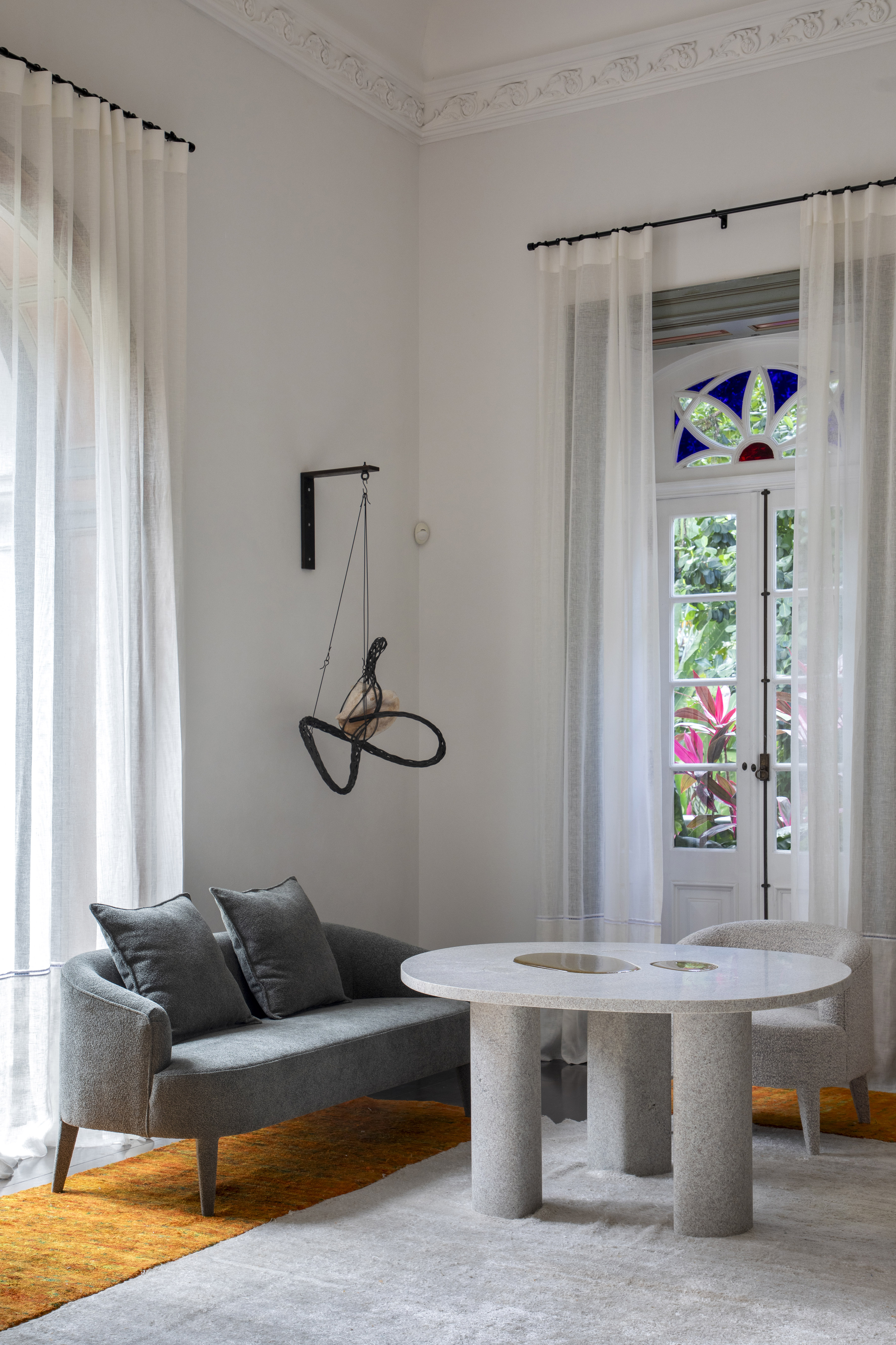 Living de 68 m² é repleto de obras de arte baianas. Projeto de David Bastos para a CASACOR Rio de Janeiro 2023. Na foto, sala com vista para o jardim, mesa e poltronas.