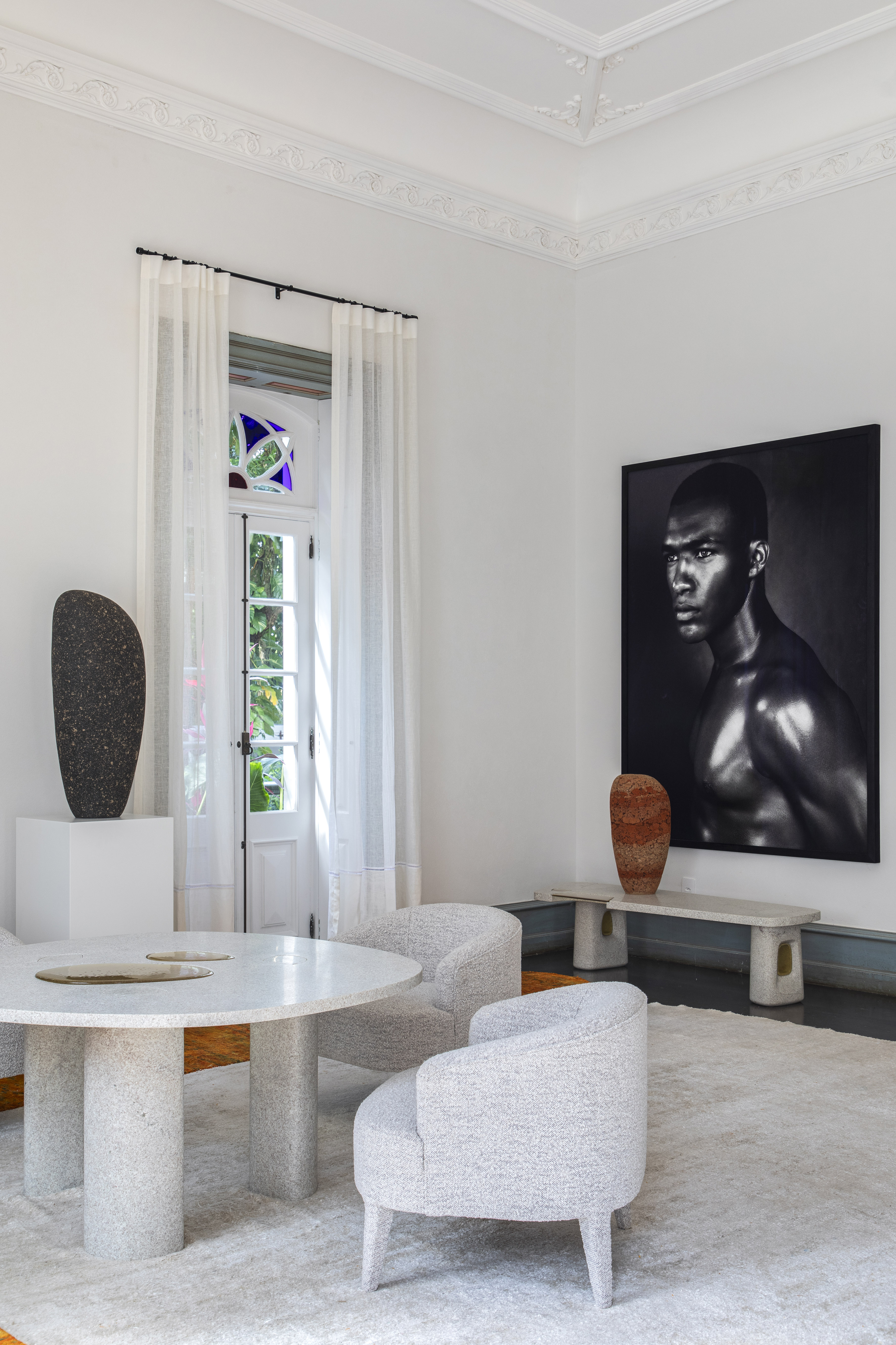 Living de 68 m² é repleto de obras de arte baianas. Projeto de David Bastos para a CASACOR Rio de Janeiro 2023. Na foto, sala com vista para o jardim, mesa e poltronas.