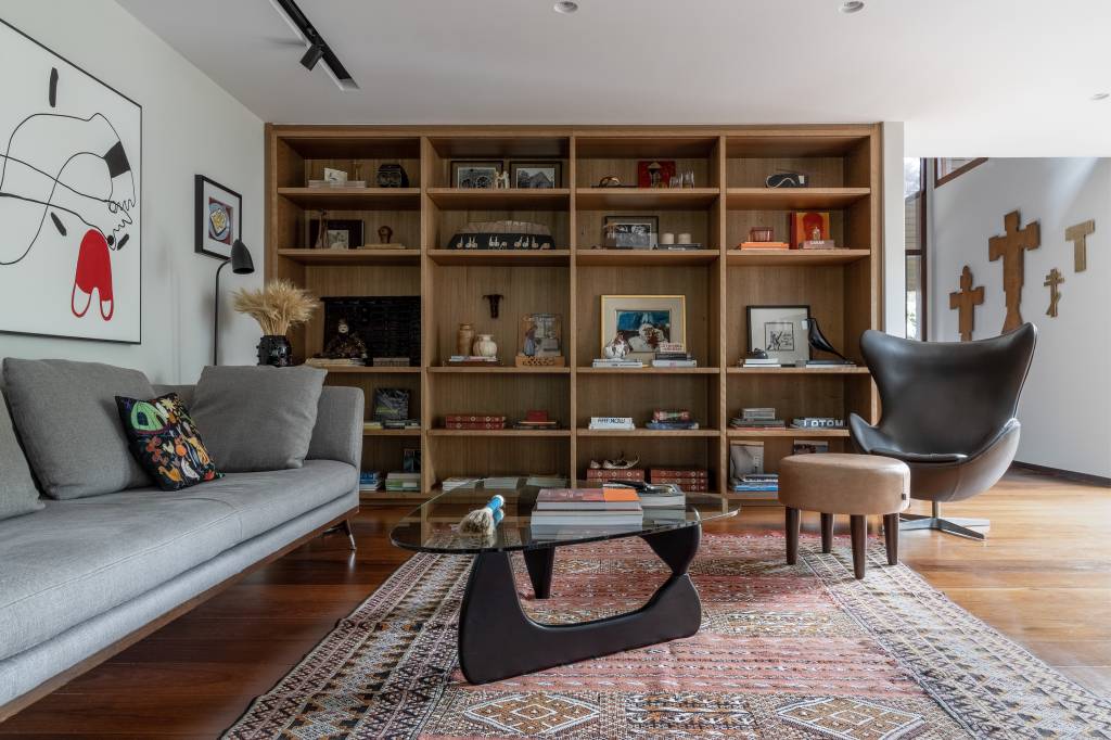 Memorabilia: história de vida do morador se confunde com décor nesta casa. Projeto de Jorge Elmor. Na foto, mezanino com estar e biblioteca.