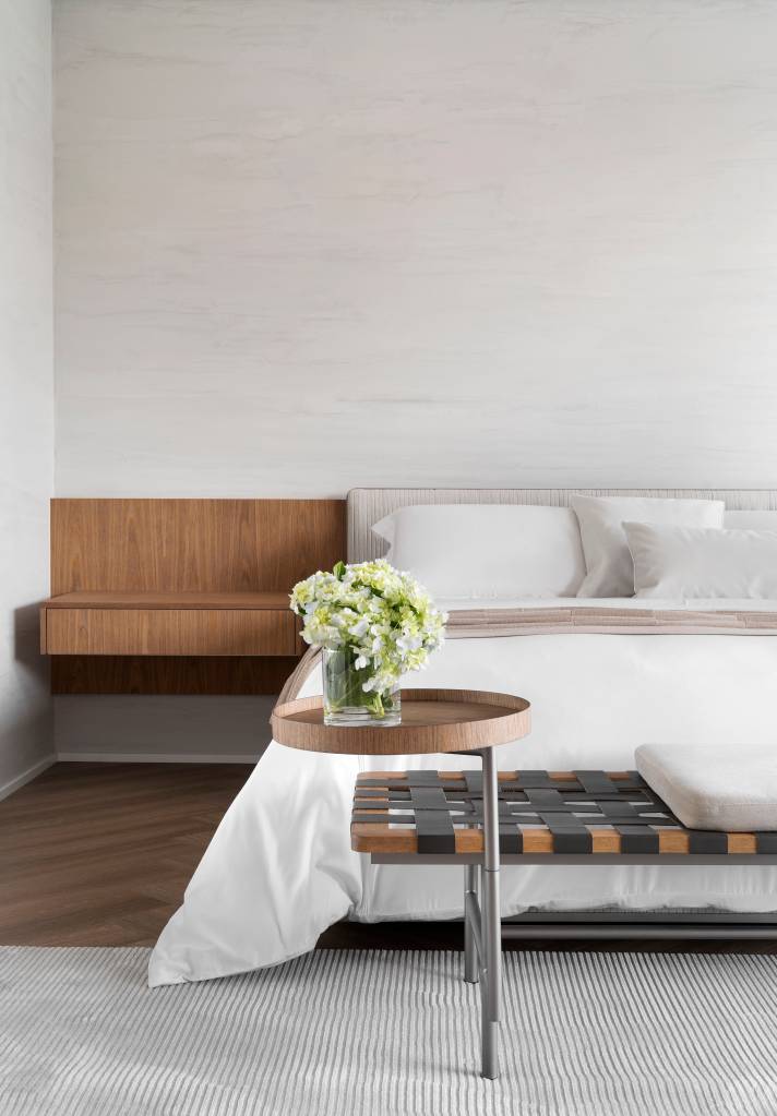 minimalista-casa-665m-porcelanato-paleta-preta-branca-piacesiarquitetura-10 Quarto minimalista com parede cinza clara, cama de casal e cabeceira de madeira