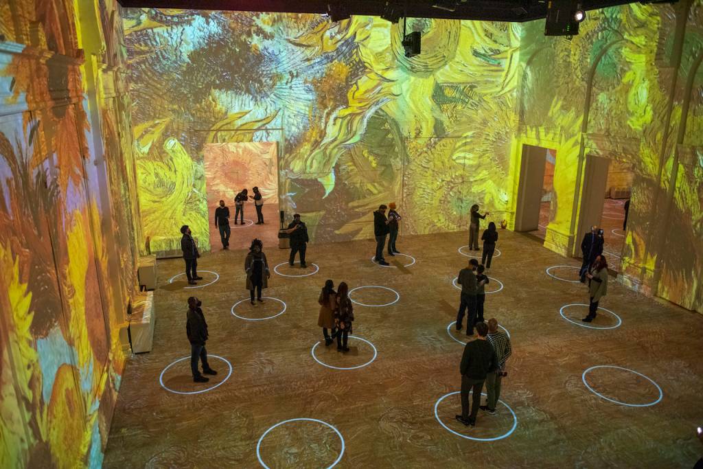 museus-chicago-Immersive-van-gogh-chicago-credit-michael-brosilow Lighthouse ArtSpace