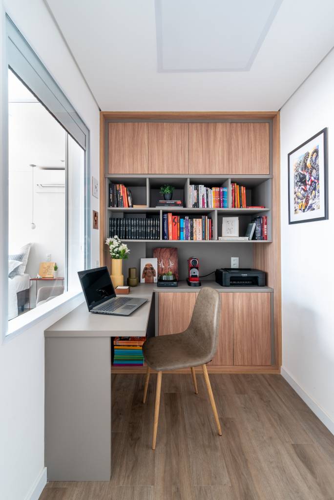 quarto-servico-vira-home-office-integrado-ao-quarto-ape-isabella-nalon-13 Projeto de Isabella Nalon. Na foto, home office com bancada de trabalho e estante com nichos.