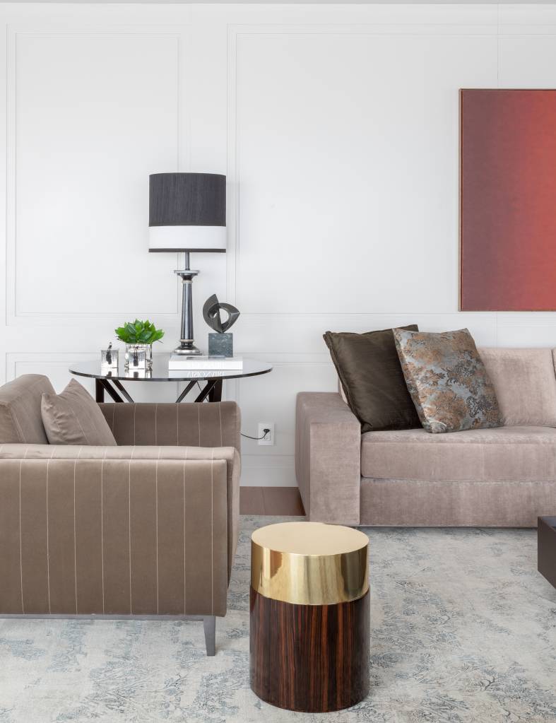 quiet-luxury-tendencia-decoracao-patricia-penna-08 Sala de estar em tons neutros com sofá marrom claro, mesa de centro e quadro vermelho.