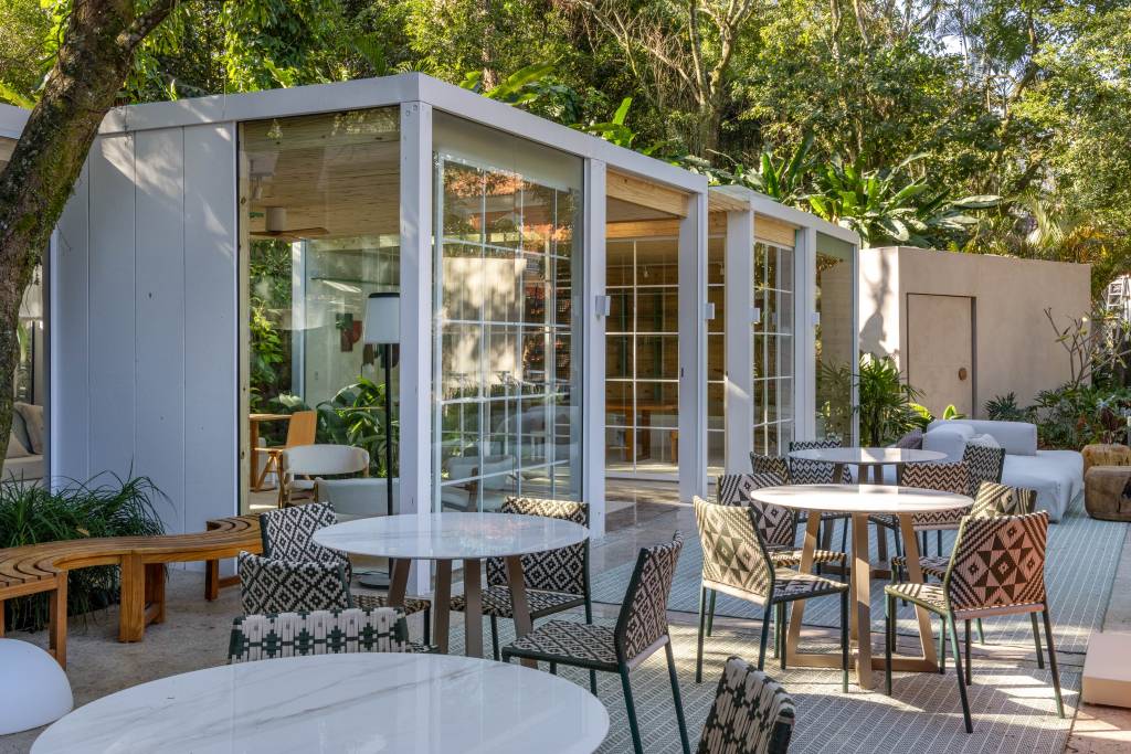 Três contêineres formam café e livraria no Rio