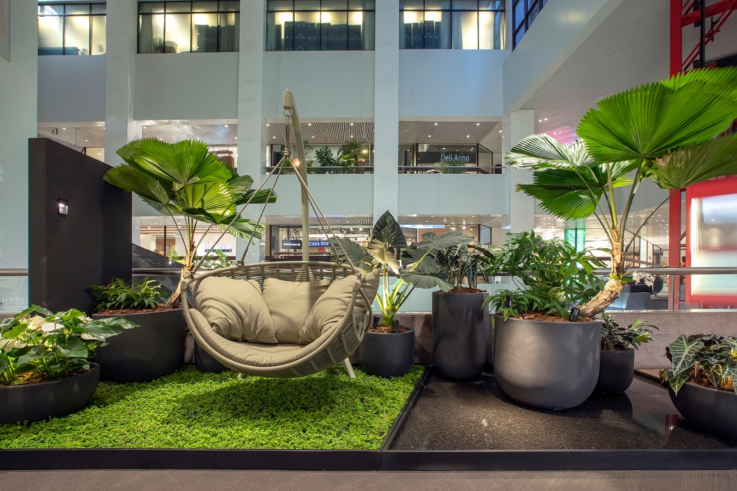 Folha Paisagismo. O espaço tem como intenção valorizar as linhas simples e elegantes dos vasos. O projeto limpo e contemporâneo tem inspiração nos jardins asiáticos que dão bastante ênfase ao elemento água, representado pelo espelho d'água que ocupa boa parte do espaço. Para compor o paisagismo, espécies trazem uma atmosfera tropical, exuberante e rica, valorizando os diferentes tons de verde e texturas das folhas e troncos. Folha Paisagismo. O espaço tem como intenção valorizar as linhas simples e elegantes dos vasos. O projeto limpo e contemporâneo tem inspiração nos jardins asiáticos que dão bastante ênfase ao elemento água, representado pelo espelho d'água que ocupa boa parte do espaço. Para compor o paisagismo, espécies trazem uma atmosfera tropical, exuberante e rica, valorizando os diferentes tons de verde e texturas das folhas e troncos.