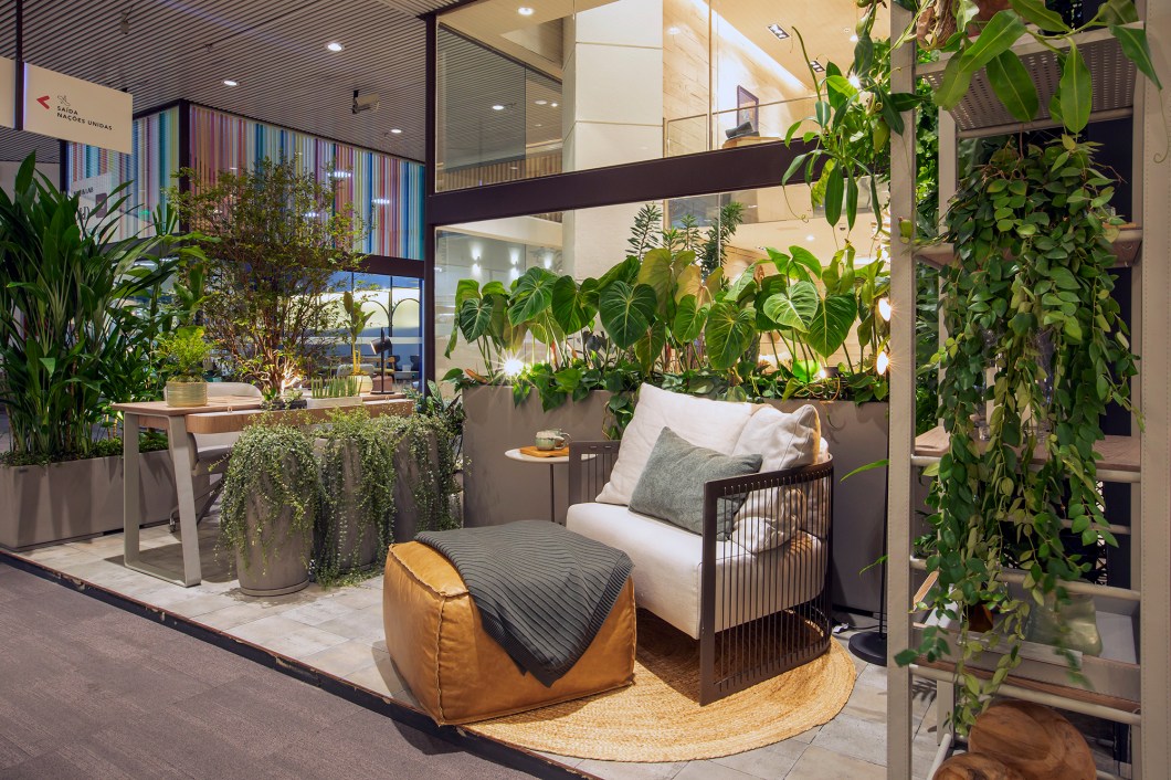 Gislene Maciel e Denyse Martins. O jardim foi pensando para trazer todo conforto e benefícios que a natureza pode oferecer. O projeto explora a brasilidade das plantas nativas em harmonia com vasos em tons naturais numa paleta neutra, onde as plantas são destaques em sua exuberância. Texturas, cores e aromas para uma varanda escritório onde não se abre mão da saúde mental e do bem estar. Gislene Maciel e Denyse Martins. O jardim foi pensando para trazer todo conforto e benefícios que a natureza pode oferecer. O projeto explora a brasilidade das plantas nativas em harmonia com vasos em tons naturais numa paleta neutra, onde as plantas são destaques em sua exuberância. Texturas, cores e aromas para uma varanda escritório onde não se abre mão da saúde mental e do bem estar.