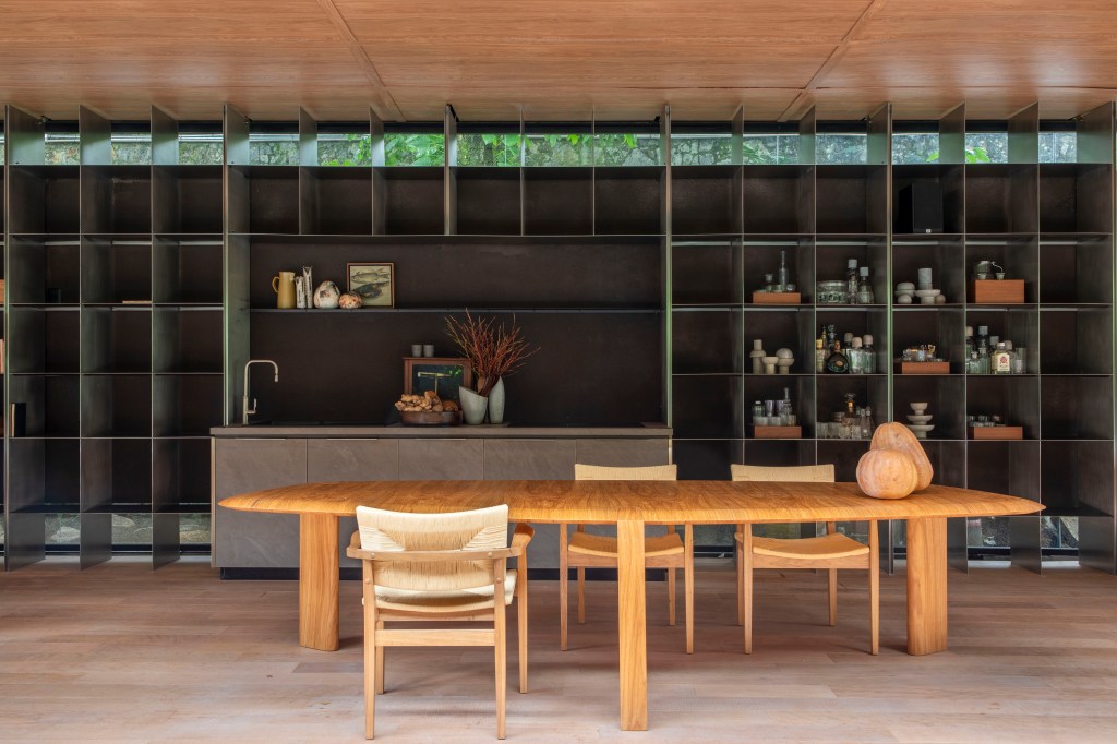 Pavilhão Deca - ambiente de João Panaggio para a CASACOR Rio 2023. Na foto, cozinha com mesa e cadeiras de madeira.