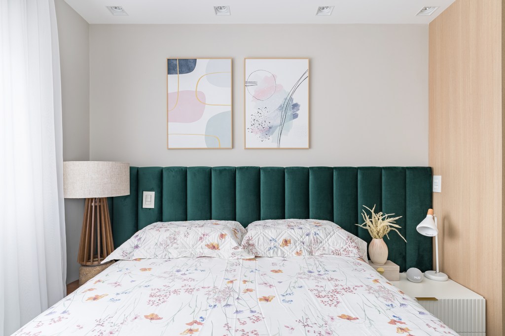 Apartamento de 60 m² ganha décor delicado repleto de madeira e plantas. Projeto de Bia Hajnal. Na foto, quarto de casal com cabeceira estofada verde musgo.