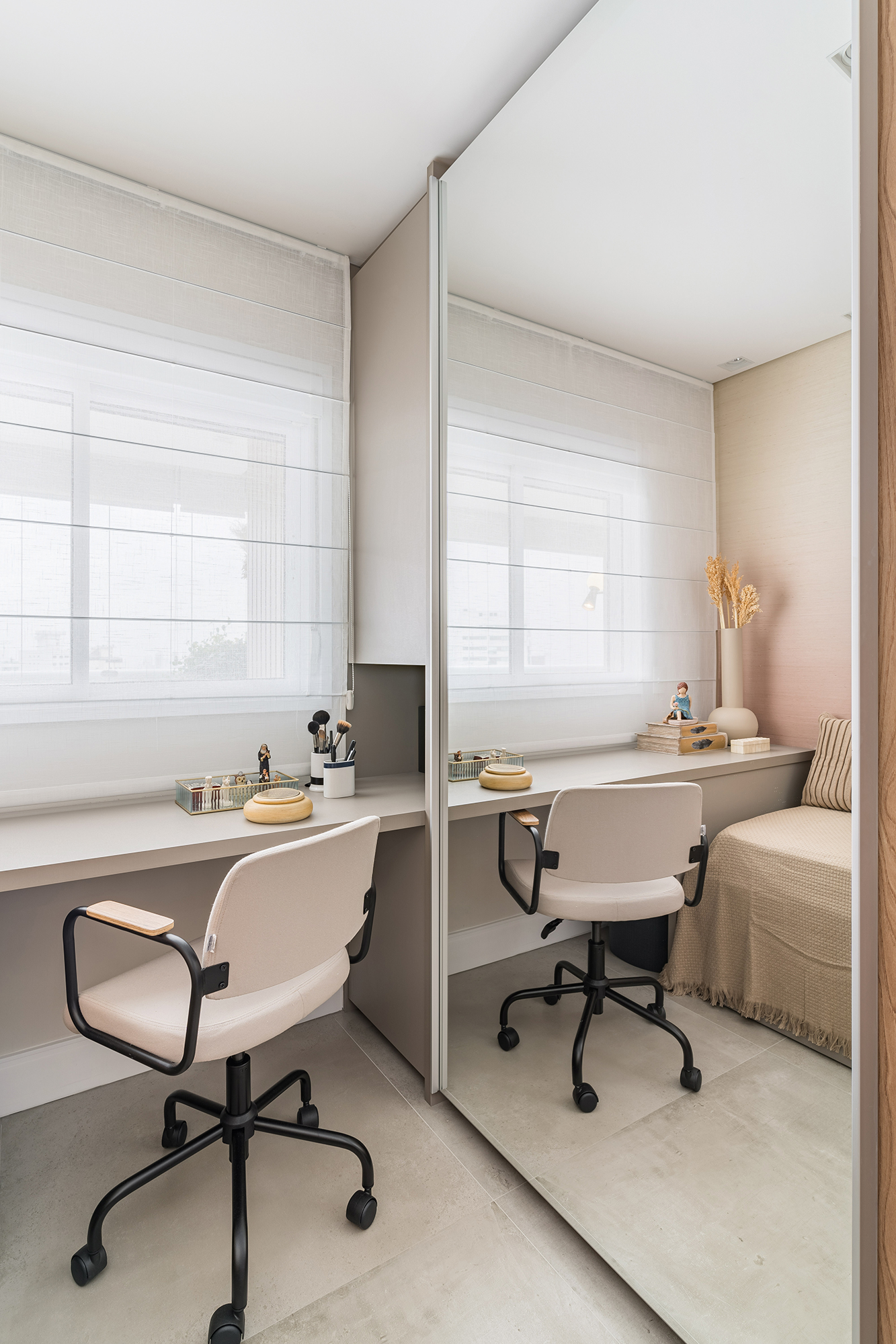 Apartamento de 60 m² ganha décor delicado repleto de madeira e plantas. Projeto de Bia Hajnal. Na foto, home office com papel de parede que imita linho.