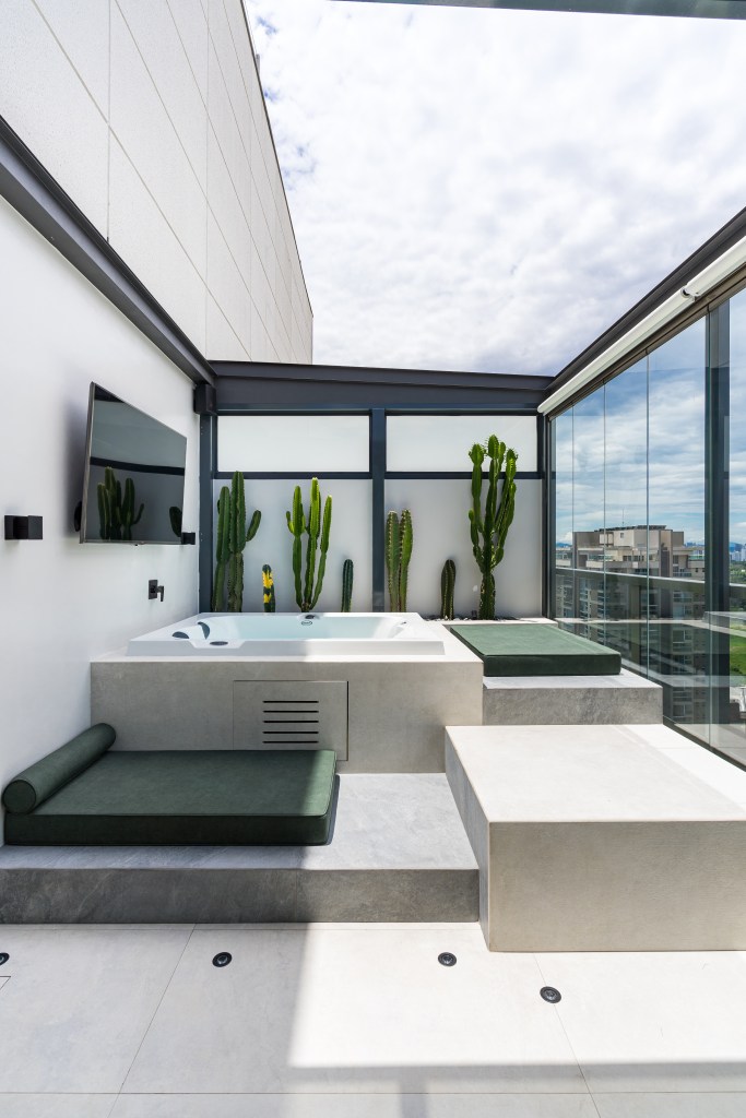 Apê de 140 m² com estilo industrial tem pia no quarto e jardim de cactos. Projeto de Gabriela Prado. Na foto, terraço com jacuzzi e jardim de cactos.