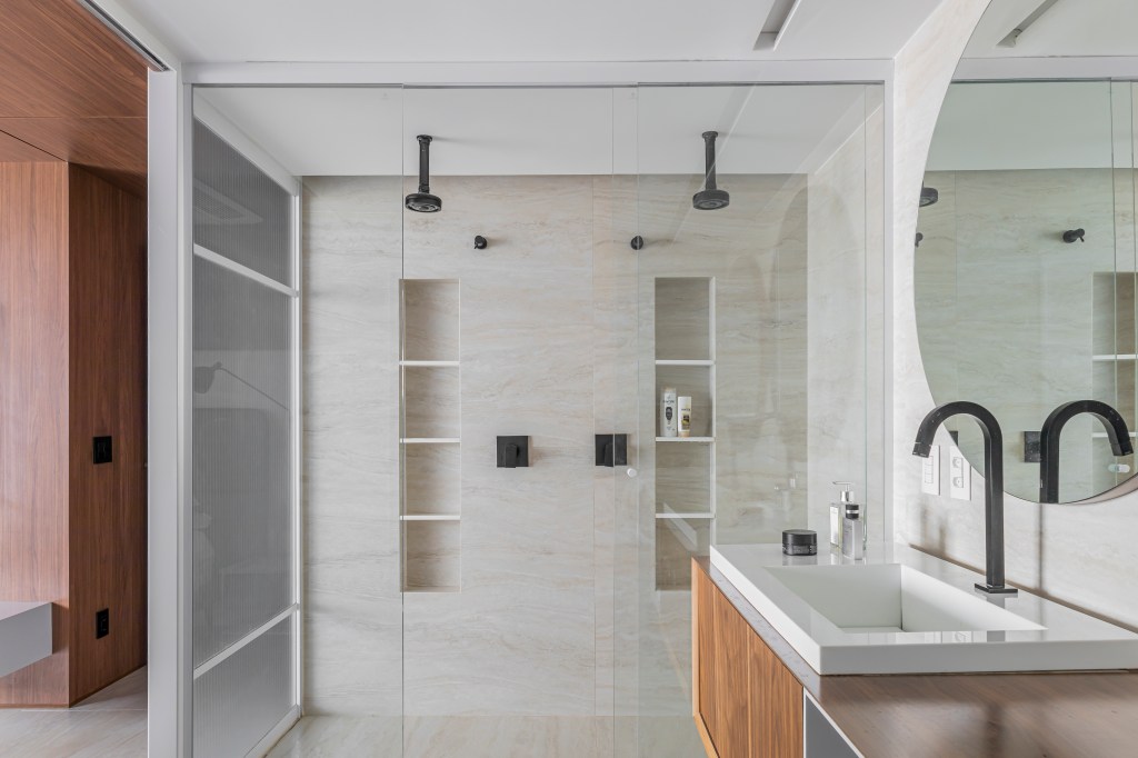 Projeto de Romário Rodrigues. Na foto, banheiro com dois chuveiros e cuba dupla.
