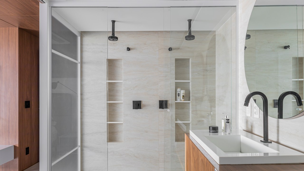 Projeto de Romário Rodrigues. Na foto, banheiro com dois chuveiros e cuba dupla.