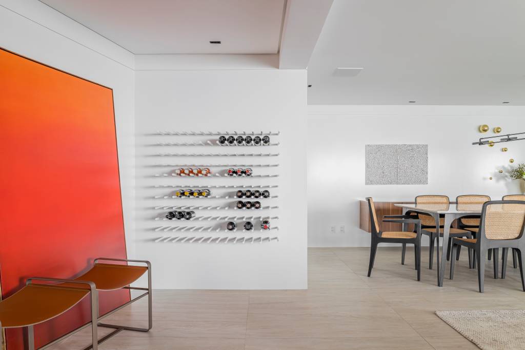 ape-230m-integrado-decor-inspirado-lofts-romario-rodrigues-27-jantar-adega-banco Projeto de Romário Rodrigues. Na foto, sala de jantar com cadeiras de encosto de palhinha, buffet de madeira e adega com pinos na parede.