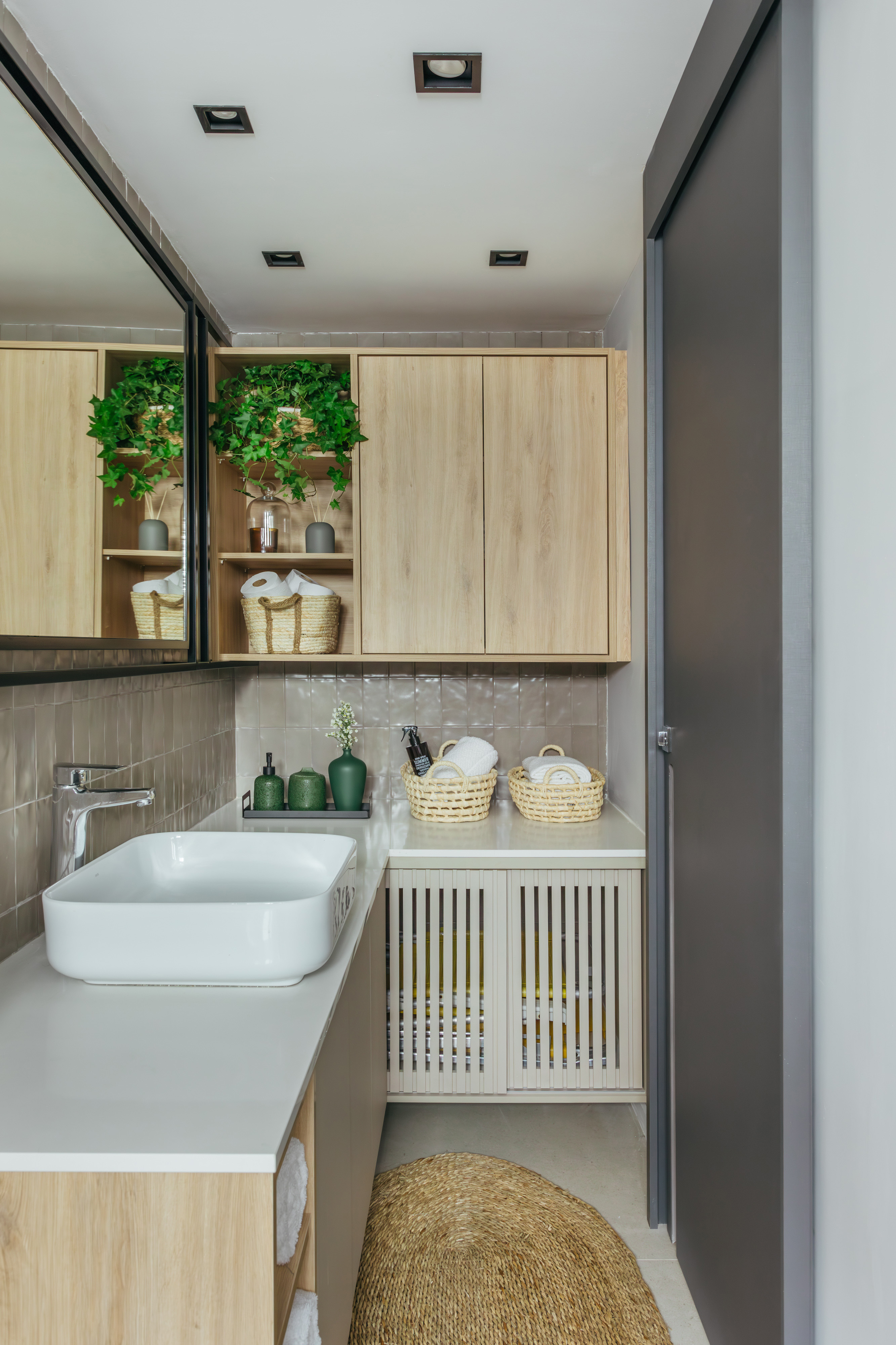 Projeto de Ikeda Arquitetura. Na foto, banheiro pequeno com cuba solta e armário suspenso.