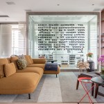 Apê descolado de 632 m² tem sofás coloridos e adega para mil garrafas