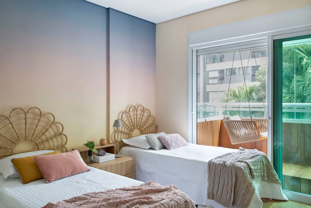 Apê dúplex de 240m² tem quartos com cabeceiras de palhinha e vime