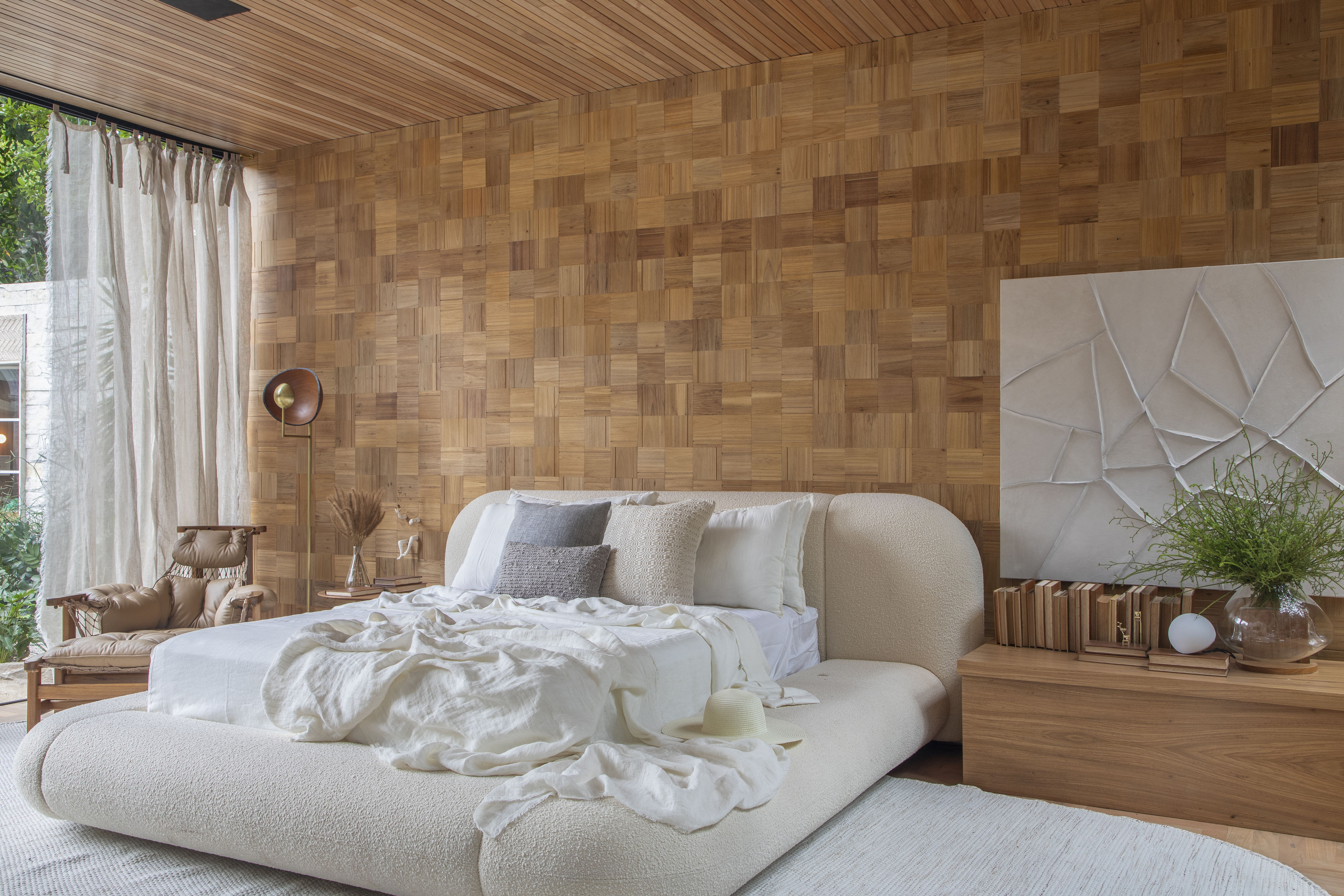 Refúgio do Lago - ambiente de Leila Dionizios. Na foto, quarto com cama de casal, parede de madeira e poltrona jangada.