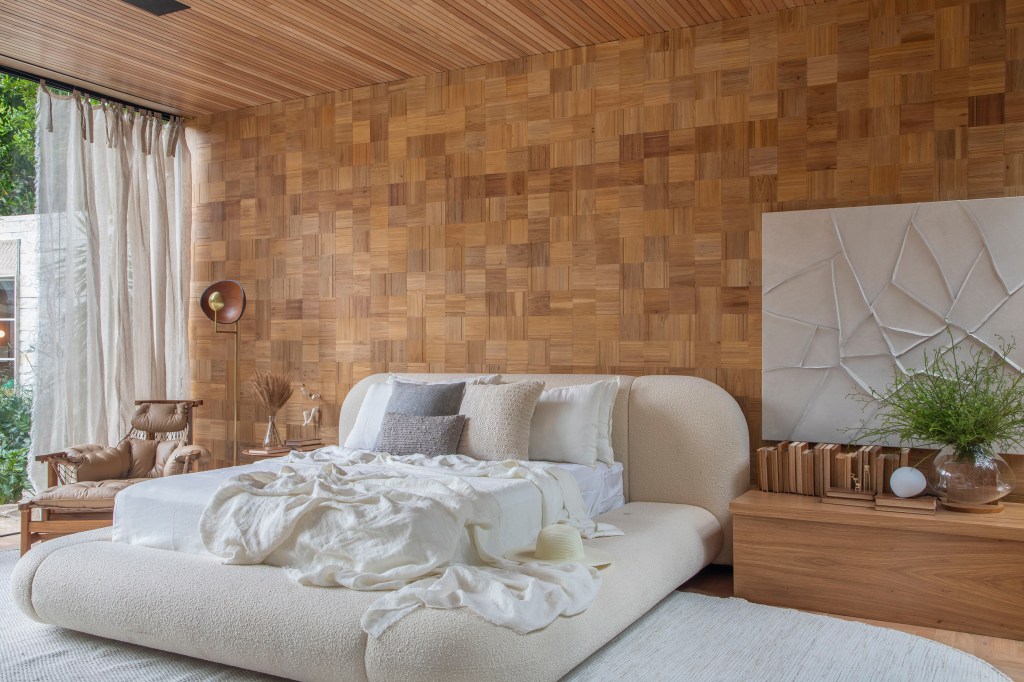 Refúgio do Lago - ambiente de Leila Dionizios. Na foto, quarto com cama de casal, parede de madeira e poltrona jangada.