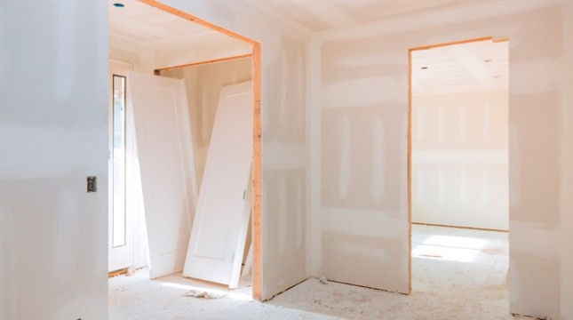 Interior de imóvel com paredes de drywall em construção