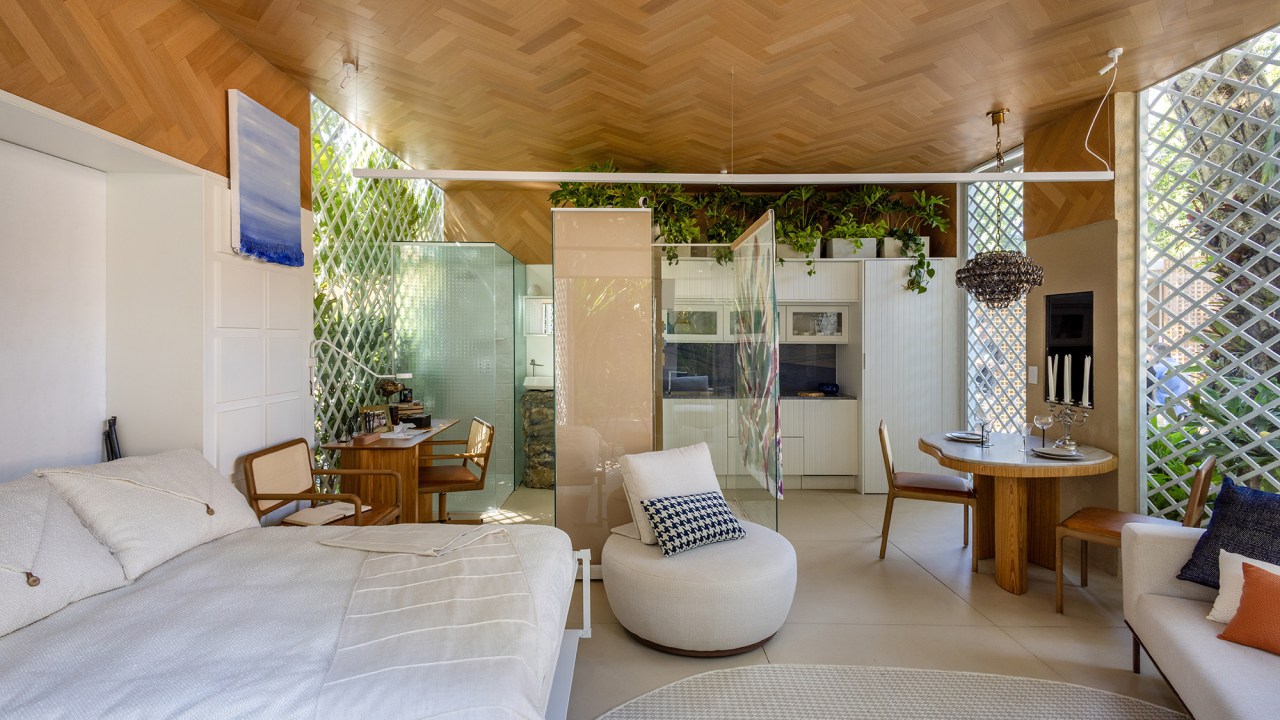 Casa de 30 m² une 100 anos de decoração em um único projeto. Projeto de Victor Niskier para a CASACOR Rio de Janeiro 2023. Na foto, sala, quarto e cozinha integrada.