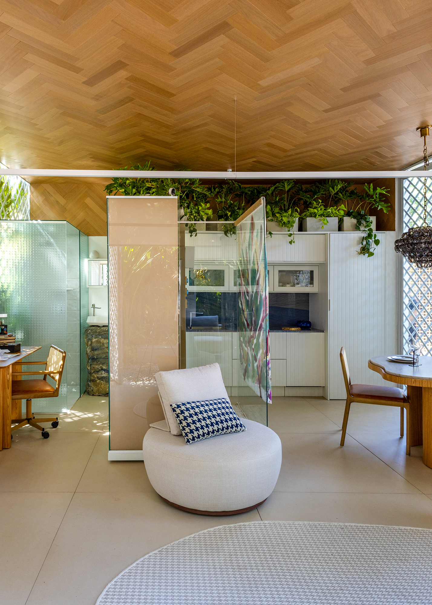 Casa de 30 m² une 100 anos de decoração em um único projeto. Projeto de Victor Niskier para a CASACOR Rio de Janeiro 2023. Na foto, sala com cozinha integrada e vista para o jardim.