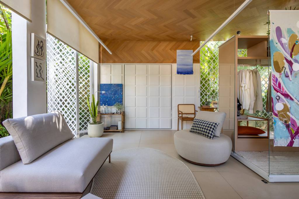 Casa de 30 m² une 100 anos de decoração em um único projeto. Projeto de Victor Niskier para a CASACOR Rio de Janeiro 2023. Na foto, sala, quarto, com marcenaria oculta. Vista para o jardim.