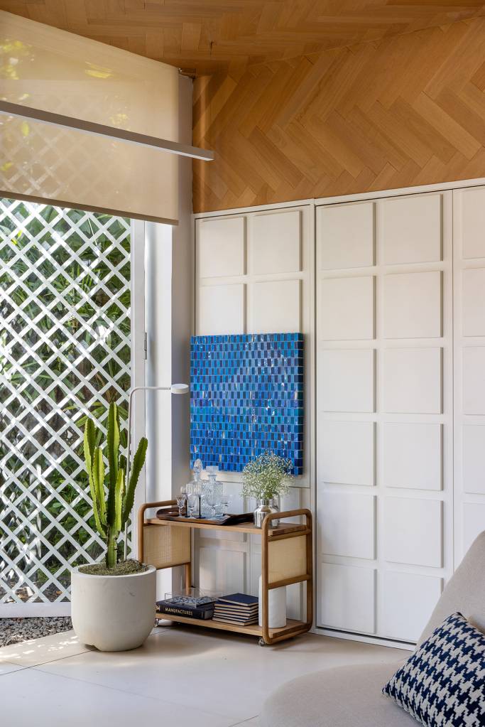 Casa de 30 m² une 100 anos de decoração em um único projeto. Projeto de Victor Niskier para a CASACOR Rio de Janeiro 2023. Na foto, armário embutido camuflado na marcenaria.