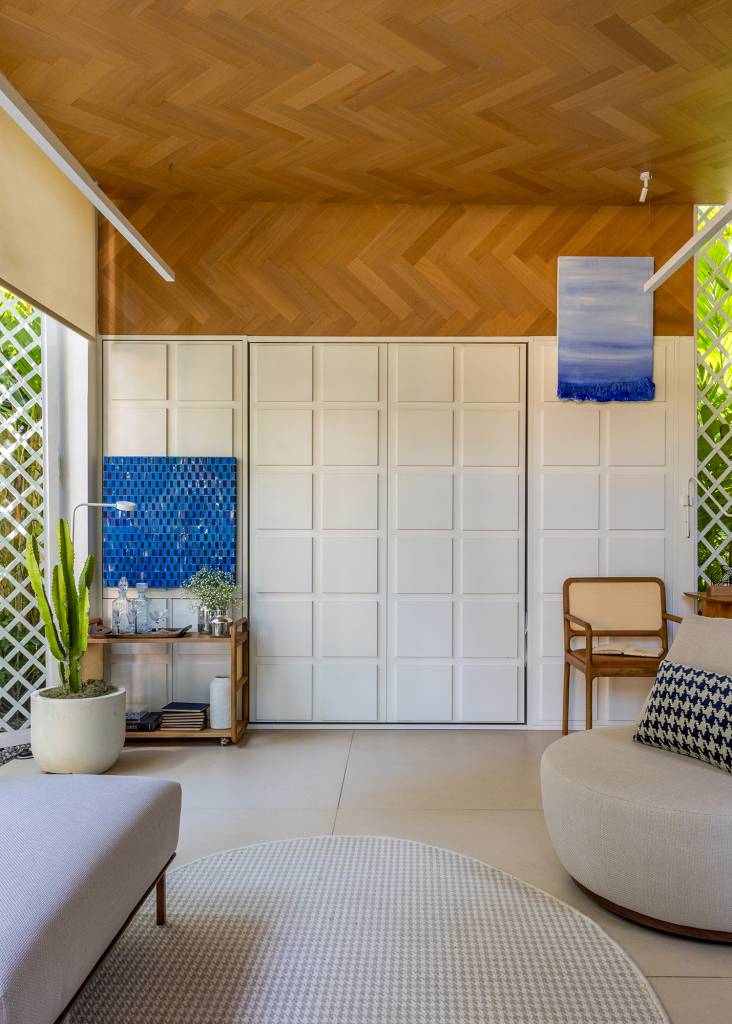 Casa de 30 m² une 100 anos de decoração em um único projeto. Projeto de Victor Niskier para a CASACOR Rio de Janeiro 2023. Na foto, armário embutido camuflado na marcenaria.