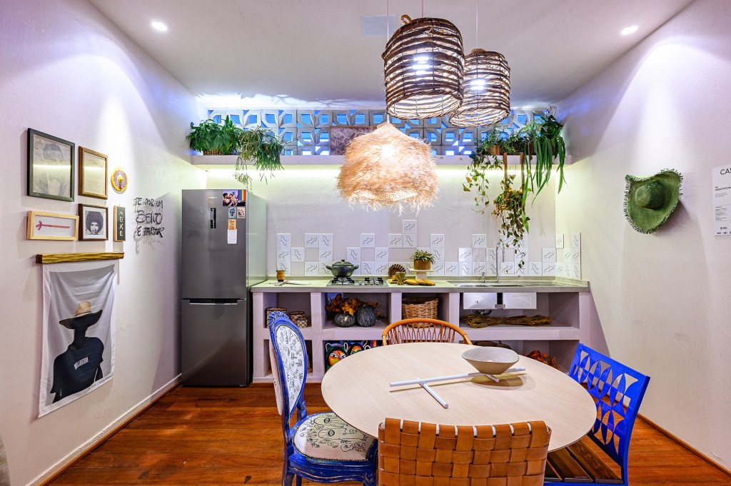 Casa de praia de 55 m² tem décor afetivo e mobiliário 100% brasileiro, Projeto de Hudson Castro para a CASACOR Brasília 2023. Na foto, cozinha com azulejos no backsplah e cadeiras coloridas.