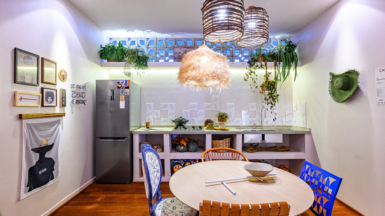 Casa de praia de 55 m² tem décor afetivo e mobiliário 100% brasileiro, Projeto de Hudson Castro para a CASACOR Brasília 2023. Na foto, cozinha com azulejos no backsplah e cadeiras coloridas.