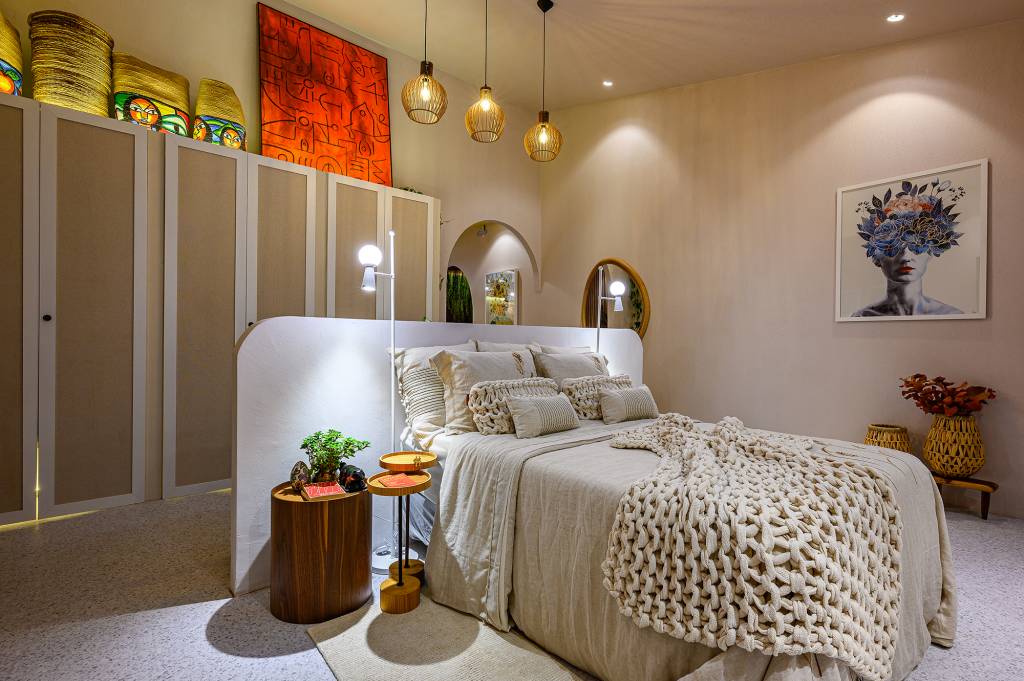 casa-praia-55-m2-decor-repleto-memorias-afetivas-mobiliario-brasileiro-hudson-castro-casacor-brasilia-2023-credito-marcelo-calil (5) Casa de praia de 55 m² tem décor afetivo e mobiliário 100% brasileiro, Projeto de Hudson Castro para a CASACOR Brasília 2023. Na foto, quarto com parede de pedra e escrivaninha.