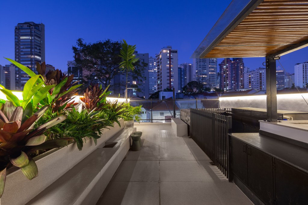 Projeto de M² Arquitetura. Na foto, rooftop com hidromassagem e plantas.
