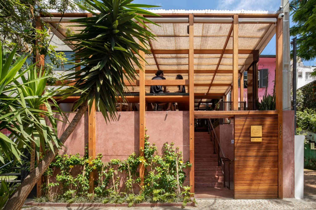 Cerrado brasileiro e acessibilidade marcam projeto deste restaurante. Projeto de Vaga Arquitetura.