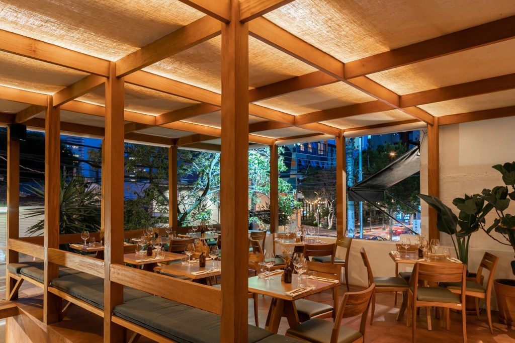 Cerrado brasileiro e acessibilidade marcam projeto deste restaurante. Projeto de Vaga Arquitetura.