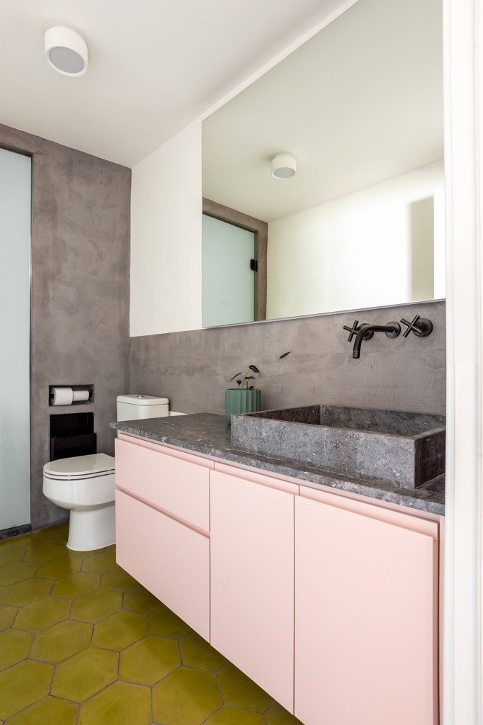concreto-verde-rosa-decor-ape-110-m2-mnbr-credito-leila-viegas (10) Concreto, verde e rosa marcam o décor deste apê de 110 m². Projeto de MNBR Arquitetos. Na foto, banheiro com marcenaria rosa e tampo de pedra.