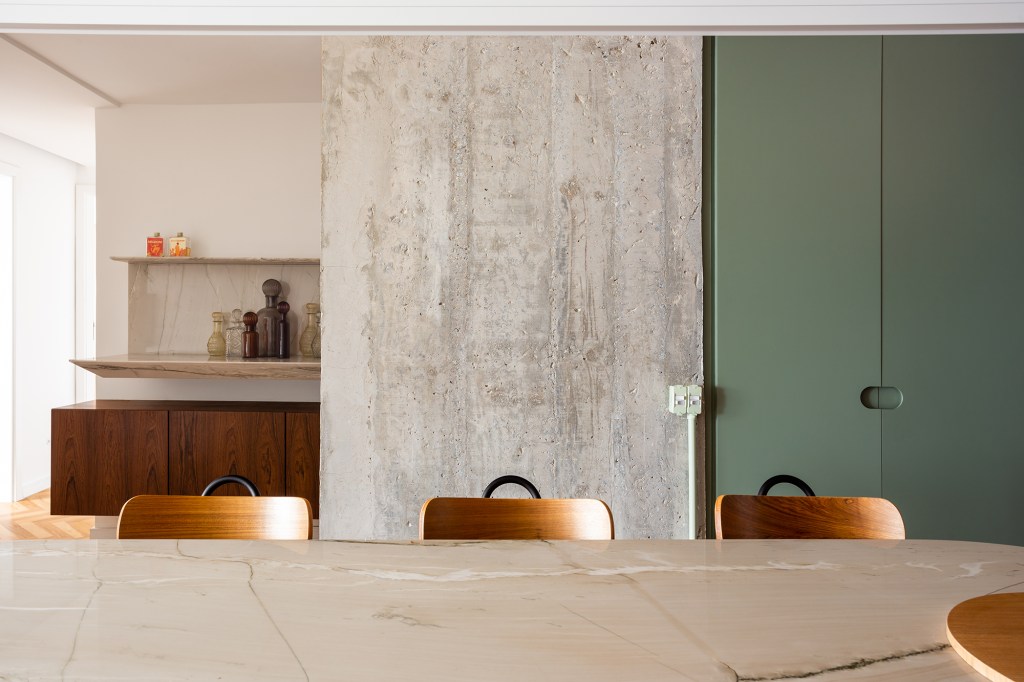 concreto-verde-rosa-decor-ape-110-m2-mnbr-credito-leila-viegas (17) Concreto, verde e rosa marcam o décor deste apê de 110 m². Projeto de MNBR Arquitetos. Na foto, mesa de jantar com pilar de concreto, bar e marcenaria verde.