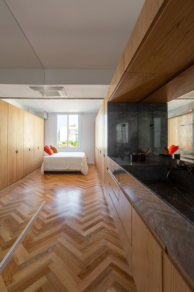 Concreto, verde e rosa marcam o décor deste apê de 110 m². Projeto de MNBR Arquitetos. Na foto, quarto com pia dupla no banheiro integrado ao quarto.