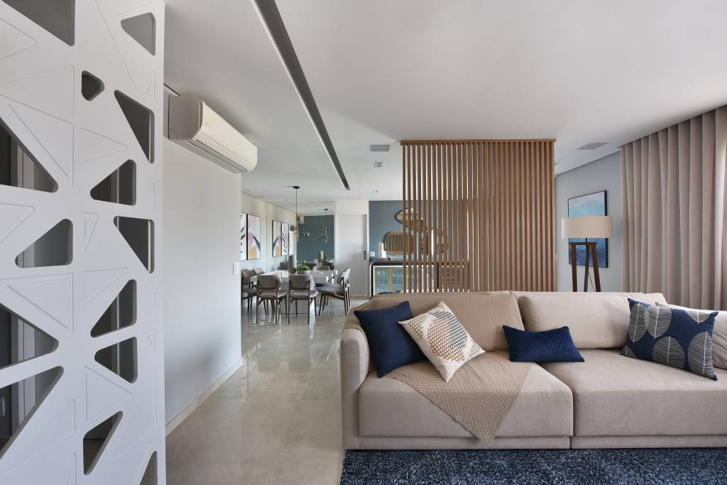Projeto de Rosângela Pena. Na foto, sala de estar com divisória vazada de madeira.