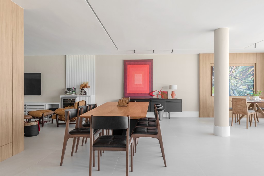 Dois apartamentos unidos criam casa de praia para a família em 370 m². Projeto de Maria Augusta Bittencourt, Na foto, sala de jantar com mesa escultórica.