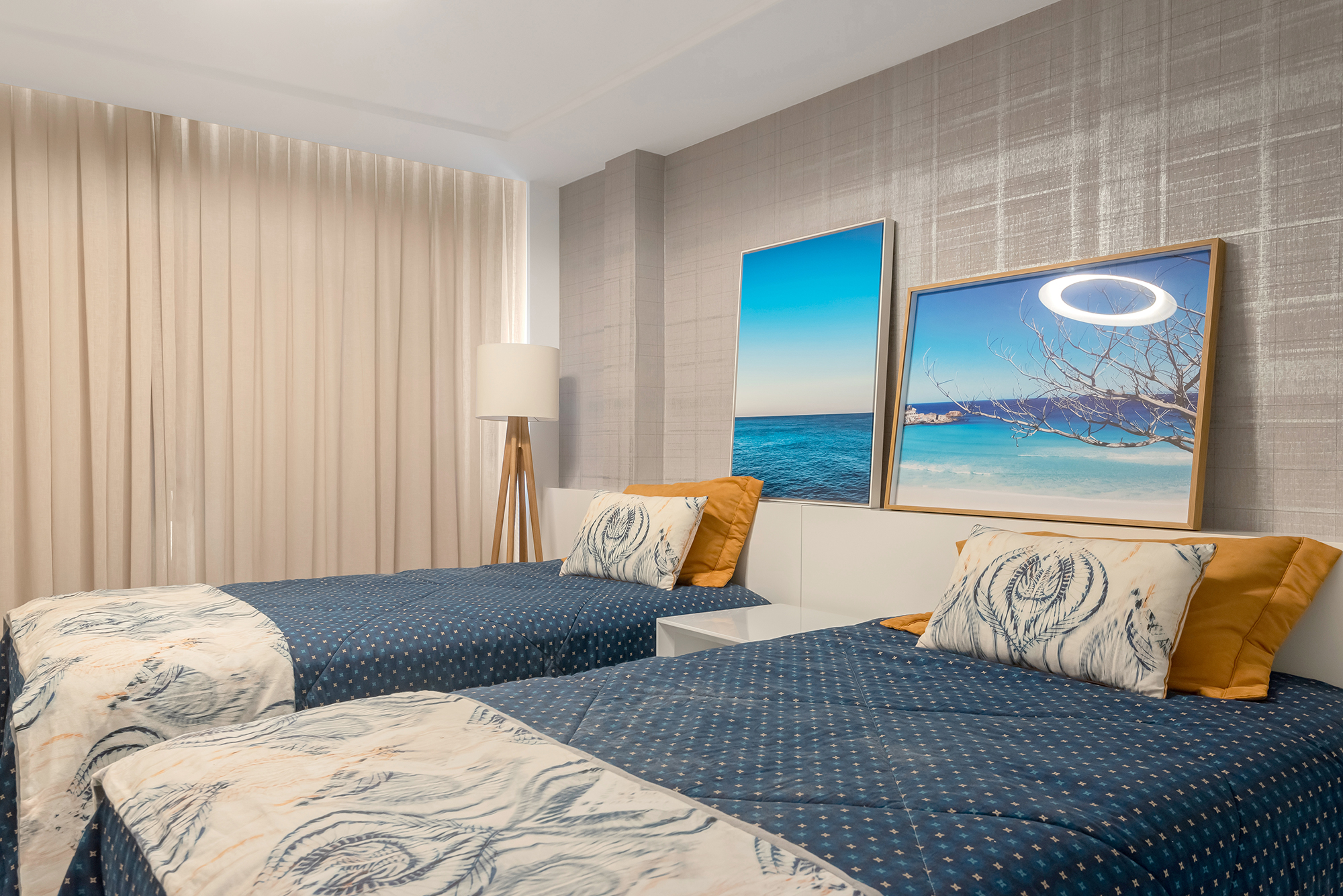 Dois apartamentos unidos criam casa de praia para a família em 370 m². Projeto de Maria Augusta Bittencourt, Na foto, quarto com duas camas de solteiro.