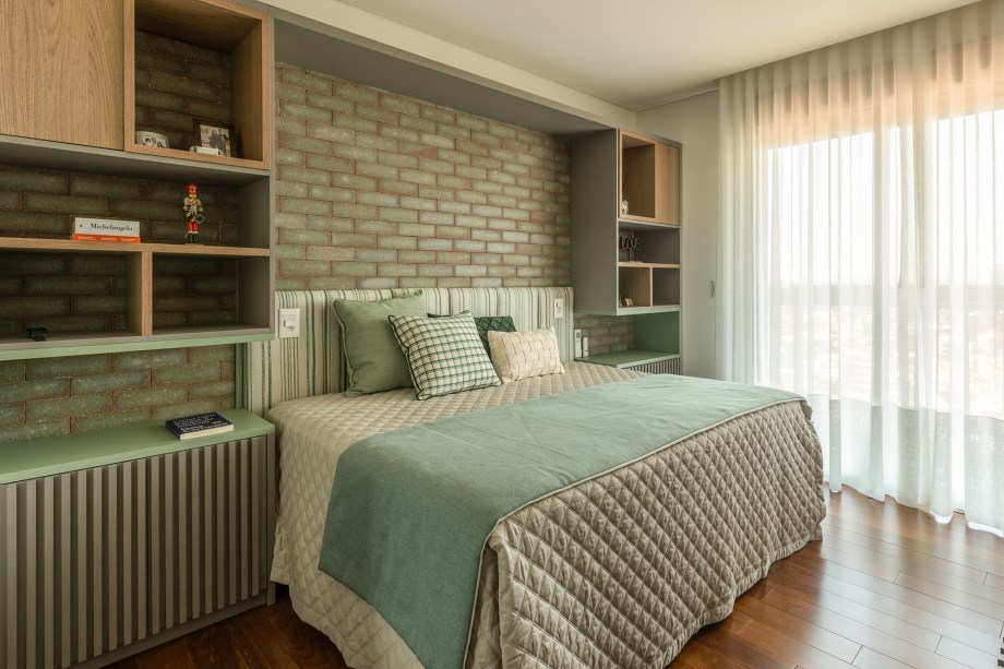 Estante da sala de apartamento de 165 m² une nichos, adega e bar