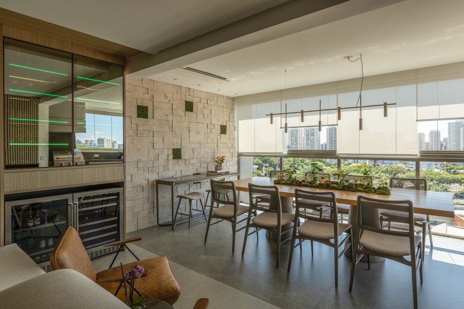 Estante da sala de apartamento de 165 m² une nichos, adega e bar